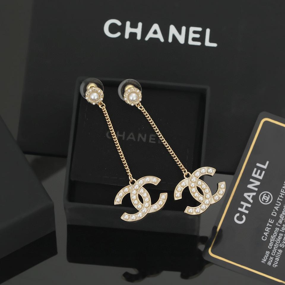 replica,repliche,fake,1:1,earrings,bracelet,ring,jewelry Orecchini a bottone con perle classiche doppia C Chanel (8EEE) replica,repliche,fake,1:1,earrings,bracelet,ring,jewelry Orecchini a bottone con perle classiche doppia C Chanel (8EEE)