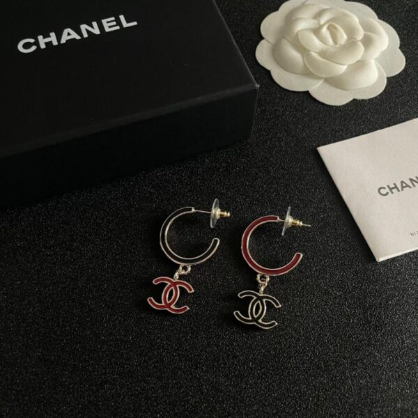 Orecchini doppia C Chanel di seconda mano (F58F)