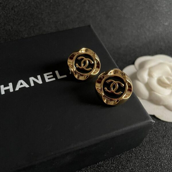 Orecchini doppia C Chanel di seconda mano (BE24)