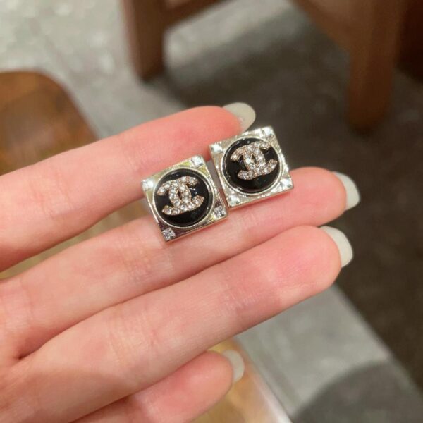Orecchini doppia C Chanel di seconda mano (F084)