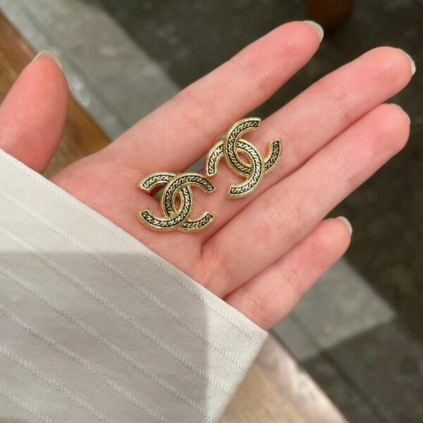 Orecchini Chanel con lettere del Medioevo (2F1E)