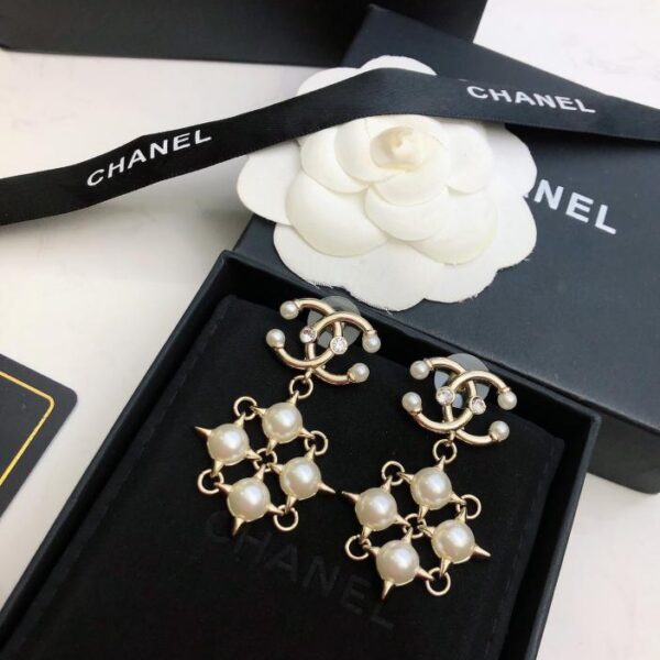 Orecchini a bottone Chanel con perle Swarovski vuote, cristalli e diamanti, doppia C (62F3)