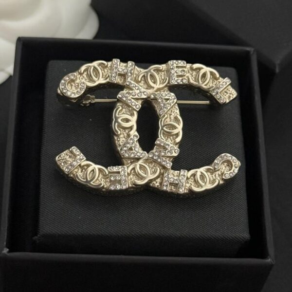 replica,repliche,fake,1:1,earrings,bracelet,ring,jewelry Ultima spilla Chanel con lettere cc piene di diamanti (7A3A)