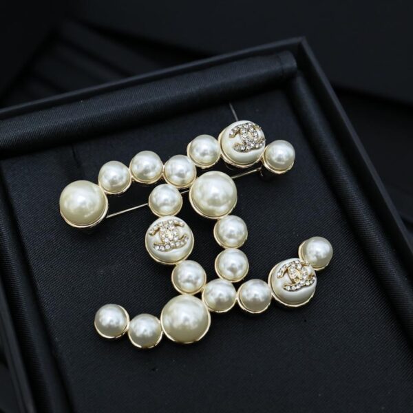 replica,repliche,fake,1:1,earrings,bracelet,ring,jewelry Spilla Chanel Classica con perle doppia C Spilla con perle doppia C (825A)