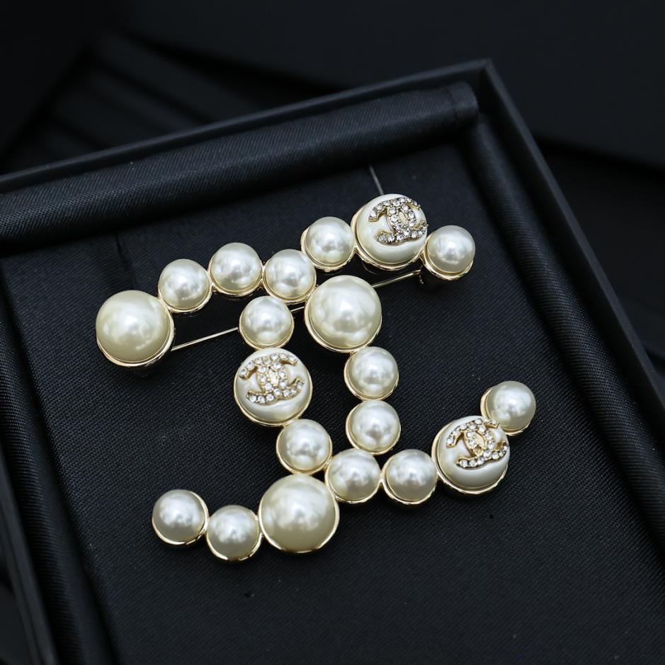 replica,repliche,fake,1:1,earrings,bracelet,ring,jewelry Spilla Chanel Classica con perle doppia C Spilla con perle doppia C (825A) replica,repliche,fake,1:1,earrings,bracelet,ring,jewelry Spilla Chanel Classica con perle doppia C Spilla con perle doppia C (825A)