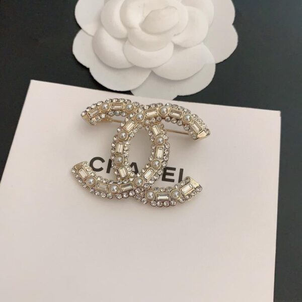 replica,repliche,fake,1:1,earrings,bracelet,ring,jewelry Chanel nuova spilla quadrata con diamanti e perle (255C)