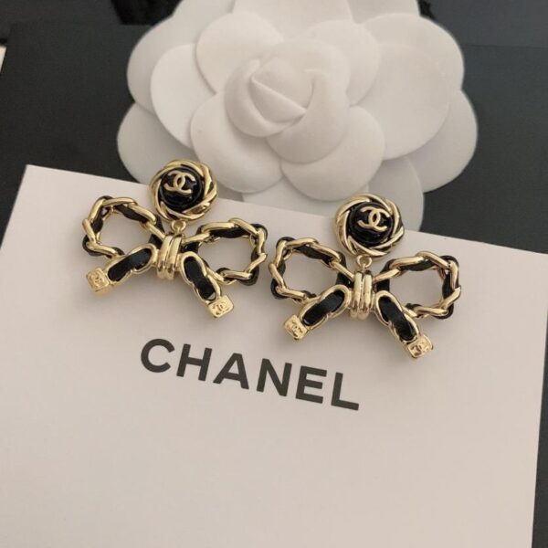 Ultimi orecchini a bottone con fiocco nero Chanel (B3DA)