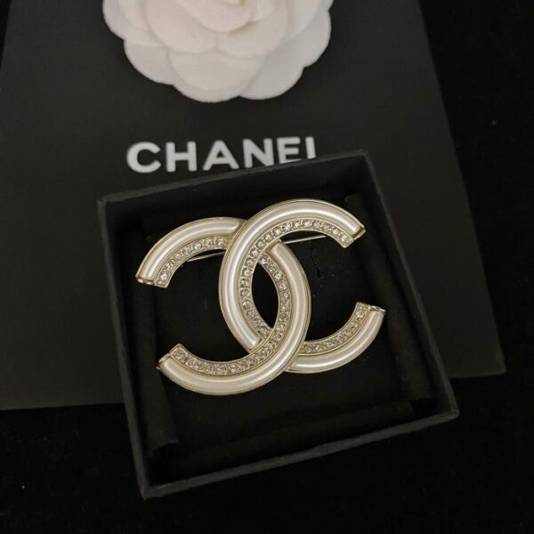 replica,repliche,fake,1:1,earrings,bracelet,ring,jewelry Spilla Chanel bianca con mezzo diamante (B5C5)