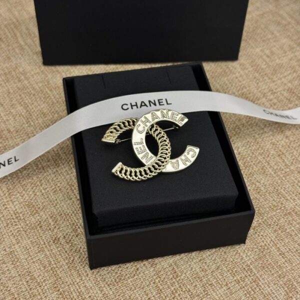 replica,repliche,fake,1:1,earrings,bracelet,ring,jewelry Spilla Chanel CC con perle esterne intarsiate con diamanti 5A (7079)