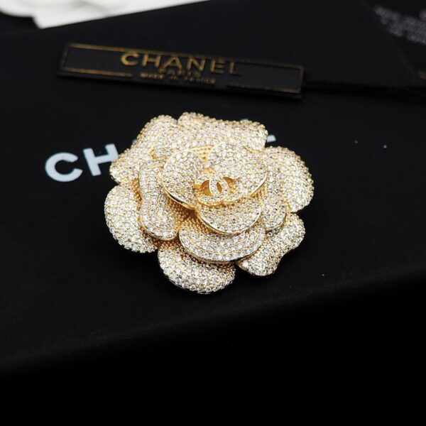 replica,repliche,fake,1:1,earrings,bracelet,ring,jewelry Spilla Chanel con diamanti e camelia (3320)