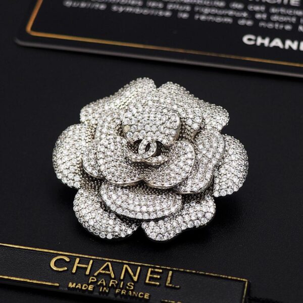replica,repliche,fake,1:1,earrings,bracelet,ring,jewelry Spilla Chanel con diamanti e camelia (9DB5)