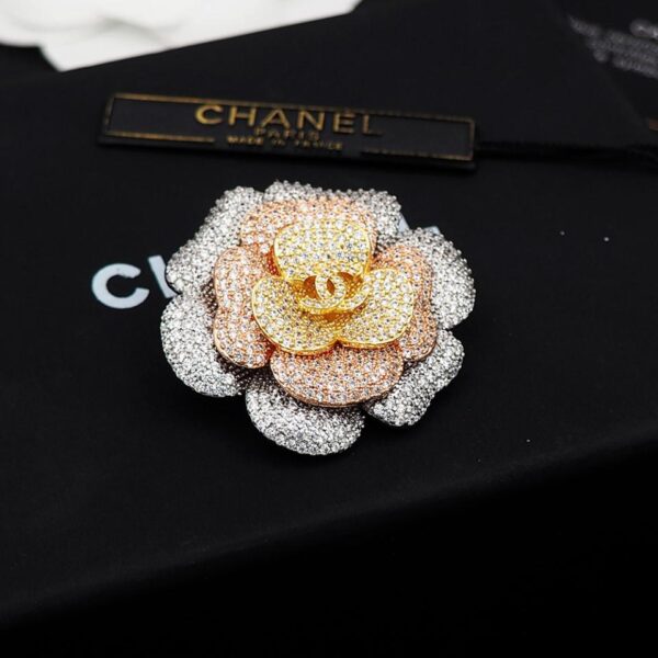 replica,repliche,fake,1:1,earrings,bracelet,ring,jewelry Spilla Chanel con camelia piena di diamanti (FFFE)