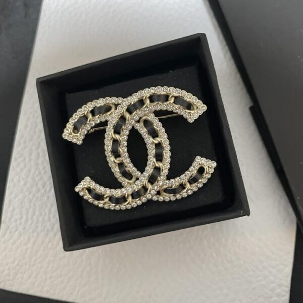 replica,repliche,fake,1:1,earrings,bracelet,ring,jewelry Chanel nuova spilla in pelle + spilla doppia C con diamanti (5291)