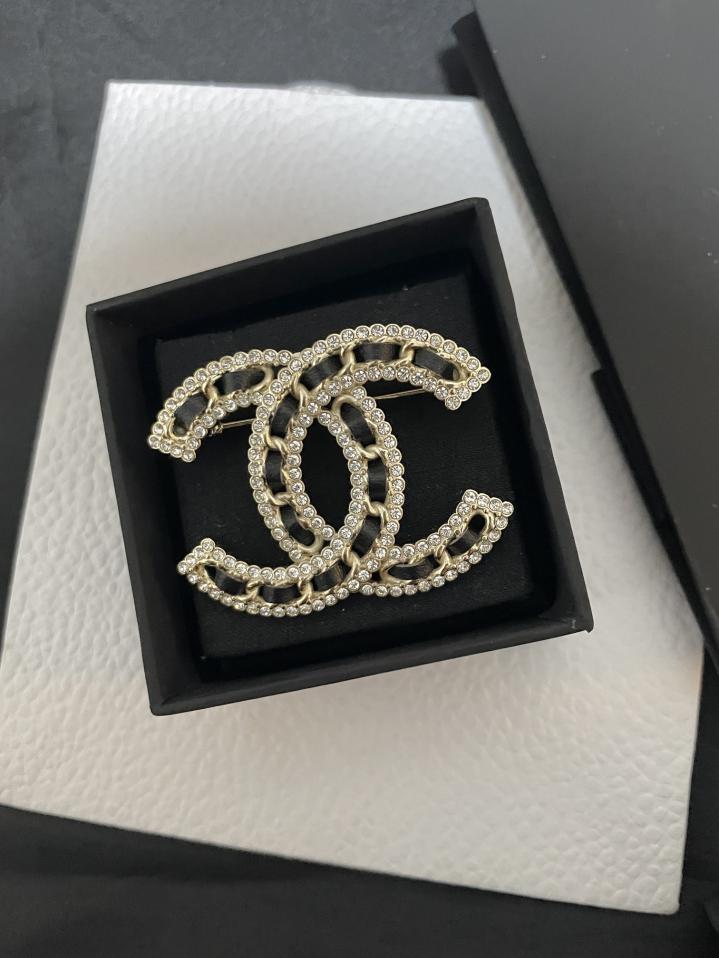 replica,repliche,fake,1:1,earrings,bracelet,ring,jewelry Chanel nuova spilla in pelle + spilla doppia C con diamanti (5291) replica,repliche,fake,1:1,earrings,bracelet,ring,jewelry Chanel nuova spilla in pelle + spilla doppia C con diamanti (5291)