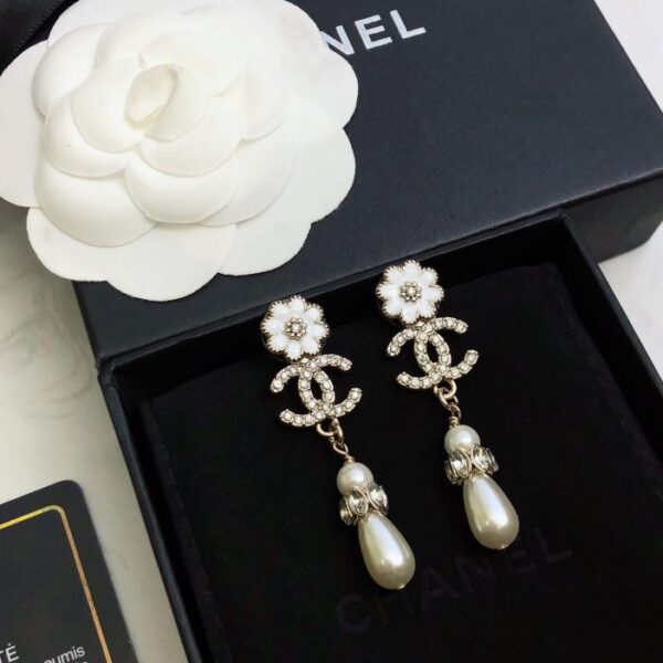 I nuovi orecchini a bottone Camelia C pieni di diamanti di Chanel (CEE7)