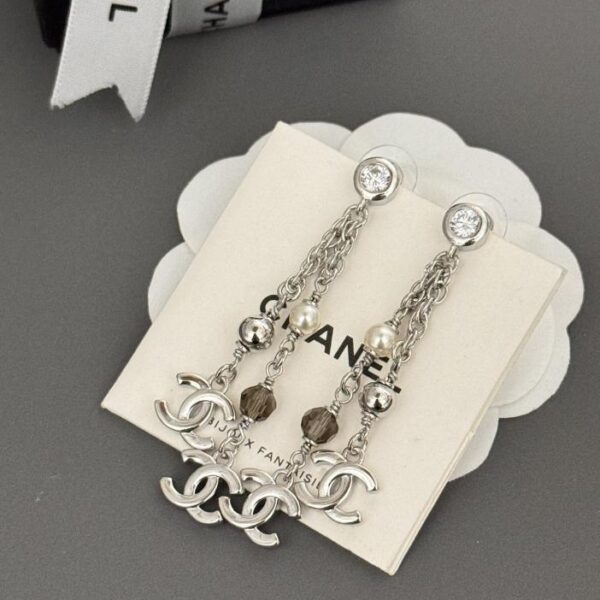 Orecchini a bottone Chanel in oro bianco 4c con nappe (EF88)