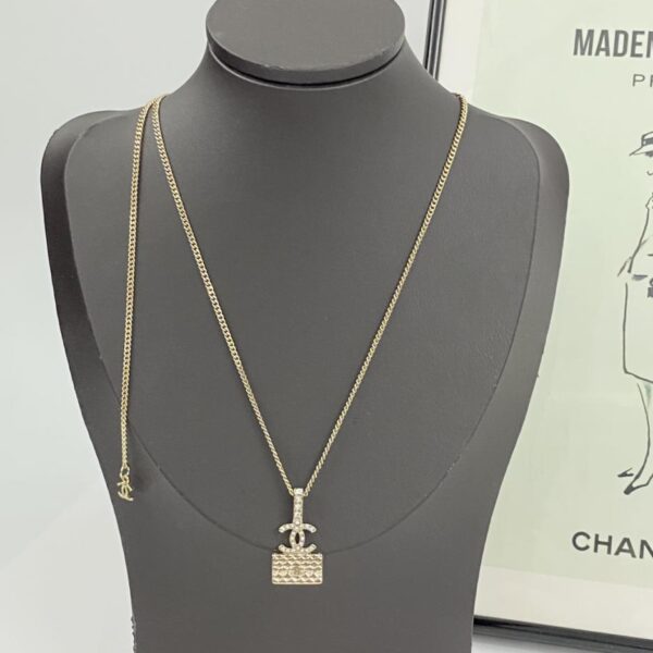 replica,repliche,fake,1:1,earrings,bracelet,ring,jewelry Collana Chanel con borsa di diamanti e doppia C con diamanti pieni (9997)