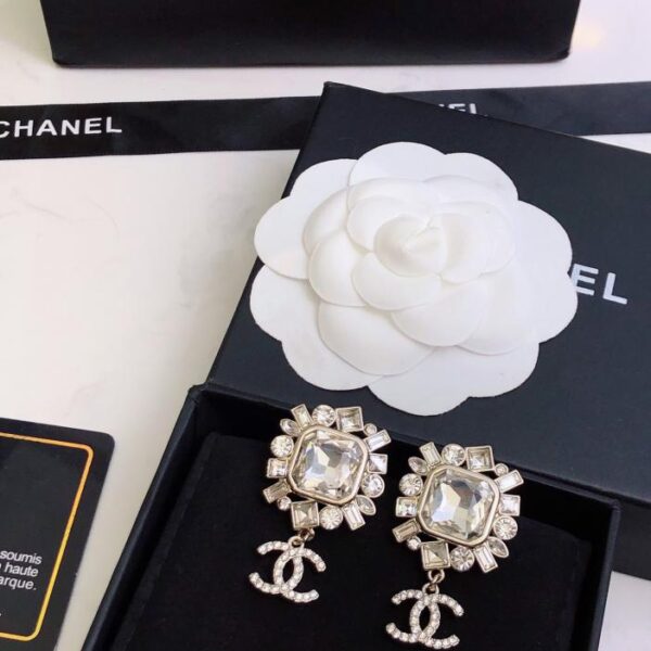 Nuovi orecchini a bottone Chanel con fiori (4FDD)