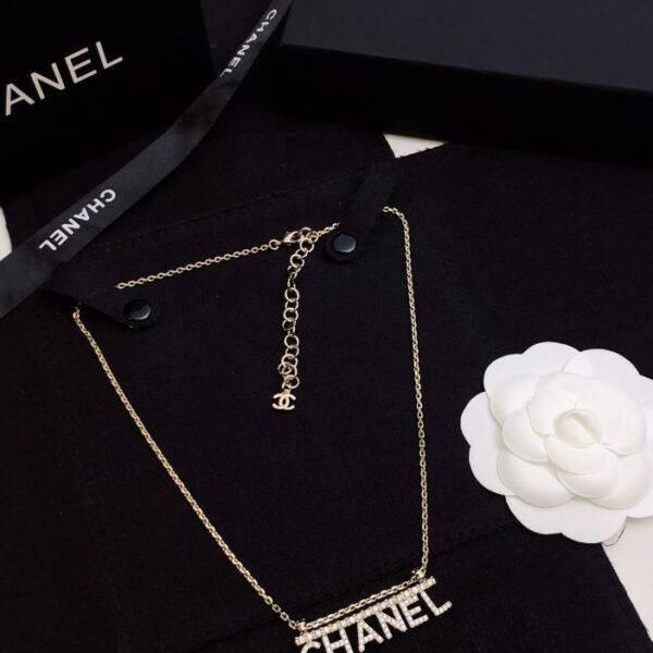 Collana Chanel con lettera piena di diamanti (FE5A)