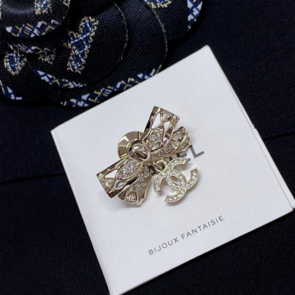 replica,repliche,fake,1:1,earrings,bracelet,ring,jewelry Spilla Chanel con fiocco cavo appeso (4170)