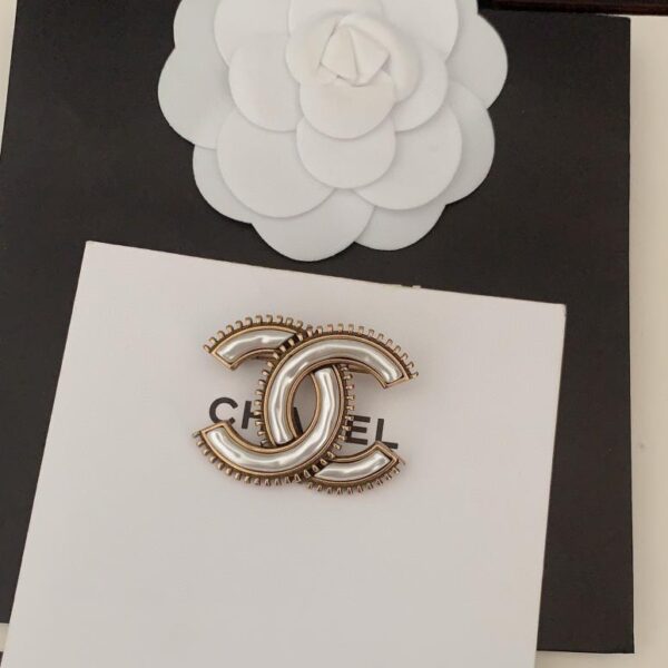 replica,repliche,fake,1:1,earrings,bracelet,ring,jewelry Ultima spilla Chanel antica in oro e perle bianche (FE05)