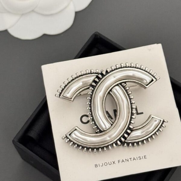 replica,repliche,fake,1:1,earrings,bracelet,ring,jewelry Chanel ultima spilla antica in argento e perle bianche (9CA1)