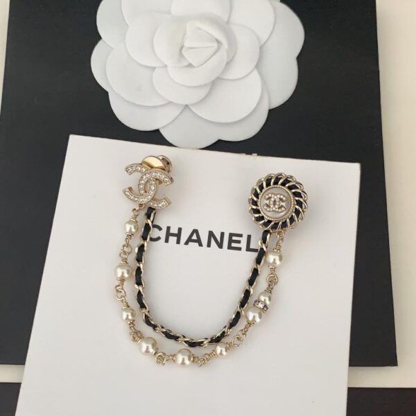 replica,repliche,fake,1:1,earrings,bracelet,ring,jewelry L’ultima spilla rotonda a doppio strato in pelle nera con perle di Chanel (0EE7)