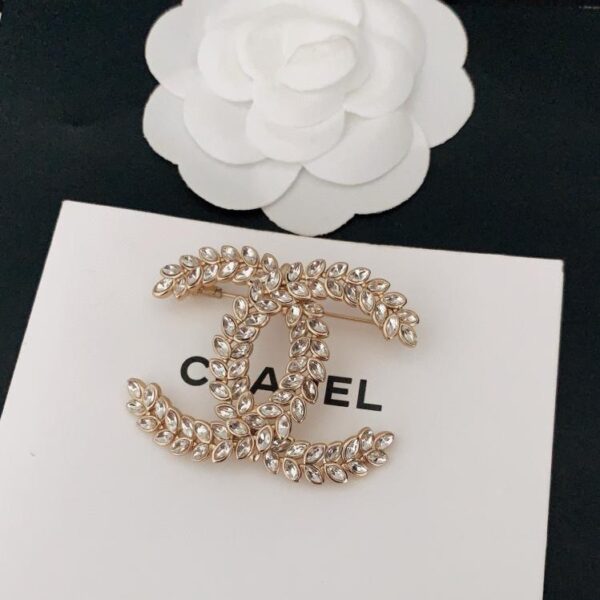 replica,repliche,fake,1:1,earrings,bracelet,ring,jewelry Ultima spilla Chanel cc pony eye (BBC6)