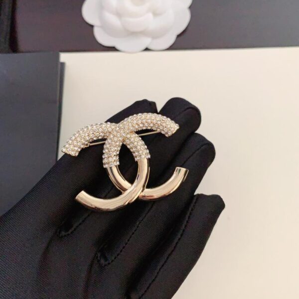 replica,repliche,fake,1:1,earrings,bracelet,ring,jewelry Ultima spilla Chanel cc con diamanti (9982)