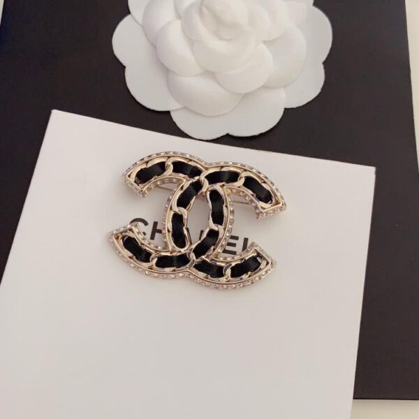 replica,repliche,fake,1:1,earrings,bracelet,ring,jewelry Chanel ultima spilla cc in pelle nera (4931)