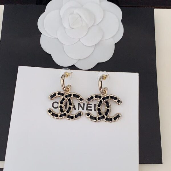 Chanel ultimi ganci per orecchie cc in pelle nera (074E)