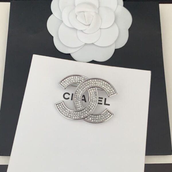 replica,repliche,fake,1:1,earrings,bracelet,ring,jewelry Chanel ultima spilla cc in platino e diamanti (8B28)