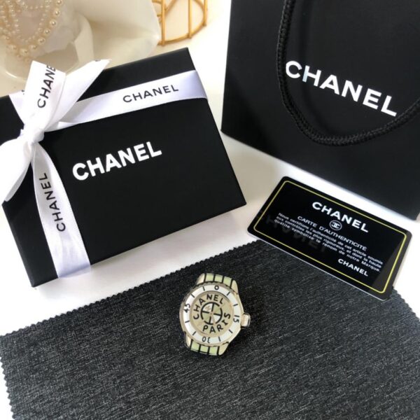 replica,repliche,fake,1:1,earrings,bracelet,ring,jewelry Spilla Chanel della nuova serie di orologi a fumetti (73E6)