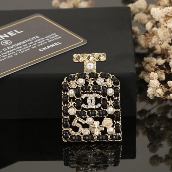 replica,repliche,fake,1:1,earrings,bracelet,ring,jewelry Chanel nuova bottiglia di profumo intrecciata spilla in pelle nera (5FC3)