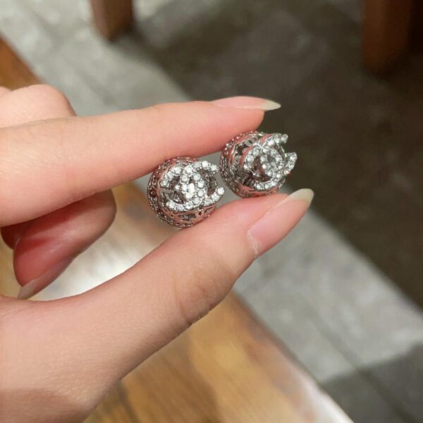 Orecchini doppia C Chanel di seconda mano (7C67)