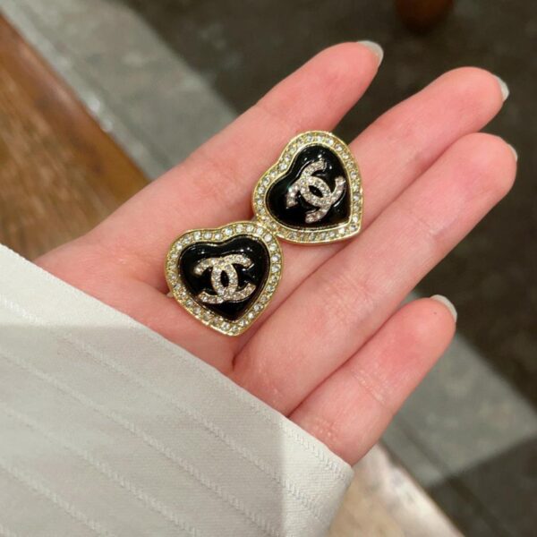 Orecchini Chanel con lettere del Medioevo (F389)