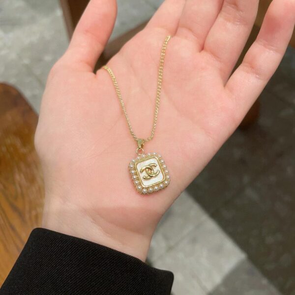 replica,repliche,fake,1:1,earrings,bracelet,ring,jewelry Collana Chanel con lettere di seconda mano (827B)