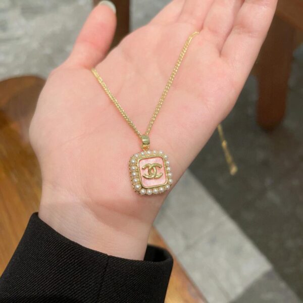 replica,repliche,fake,1:1,earrings,bracelet,ring,jewelry Collana Chanel con lettere di seconda mano (A87C)