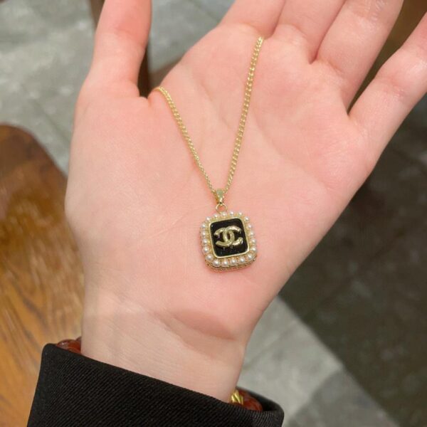 replica,repliche,fake,1:1,earrings,bracelet,ring,jewelry Collana Chanel con lettere di mezza età (B68F)