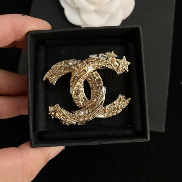 replica,repliche,fake,1:1,earrings,bracelet,ring,jewelry Spilla Chanel con doppia C con diamanti quadrati (45FE)