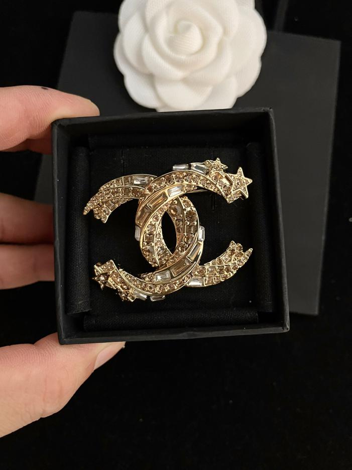 replica,repliche,fake,1:1,earrings,bracelet,ring,jewelry Spilla Chanel con doppia C con diamanti quadrati (45FE) replica,repliche,fake,1:1,earrings,bracelet,ring,jewelry Spilla Chanel con doppia C con diamanti quadrati (45FE)