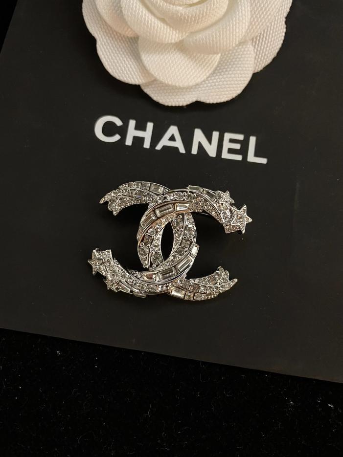 replica,repliche,fake,1:1,earrings,bracelet,ring,jewelry Spilla Chanel con doppia C con diamanti quadrati (4E56) replica,repliche,fake,1:1,earrings,bracelet,ring,jewelry Spilla Chanel con doppia C con diamanti quadrati (4E56)