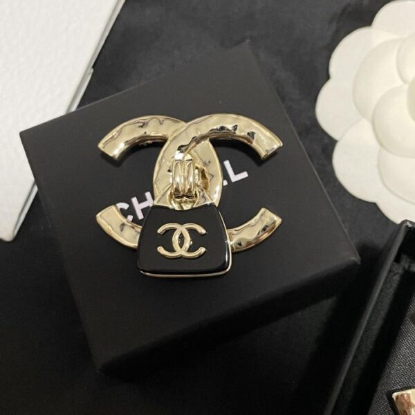 replica,repliche,fake,1:1,earrings,bracelet,ring,jewelry  Spilla per ultima borsa Chanel (417D)
