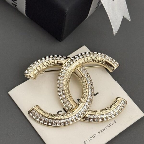 replica,repliche,fake,1:1,earrings,bracelet,ring,jewelry Spilla Chanel nuova cc con diamanti pieni (2E28)