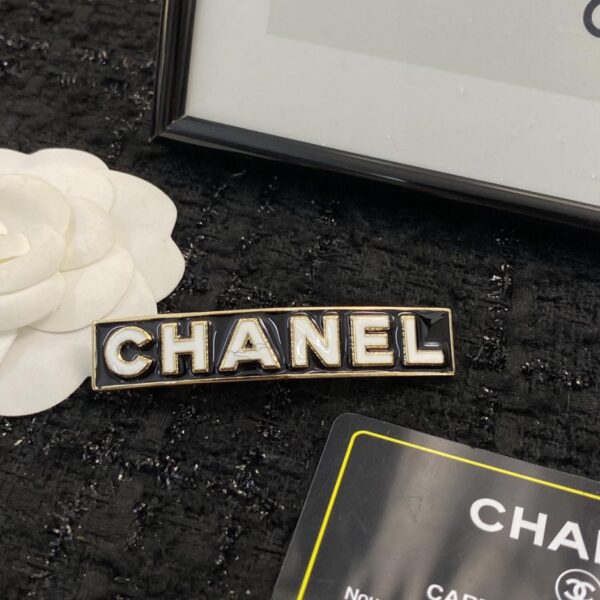 replica,repliche,fake,1:1,earrings,bracelet,ring,jewelry Forcina per capelli con lettera smaltata Chanel (62CB)