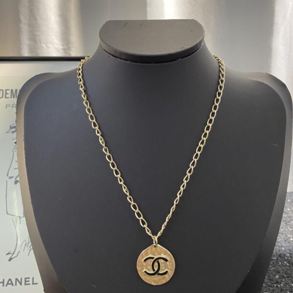 Collana Chanel Collana Chanel 22 con targhetta in metallo di seconda mano (8418)