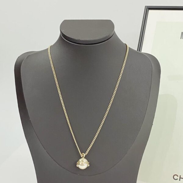 Collana di perle Chanel mini lettera (527D)