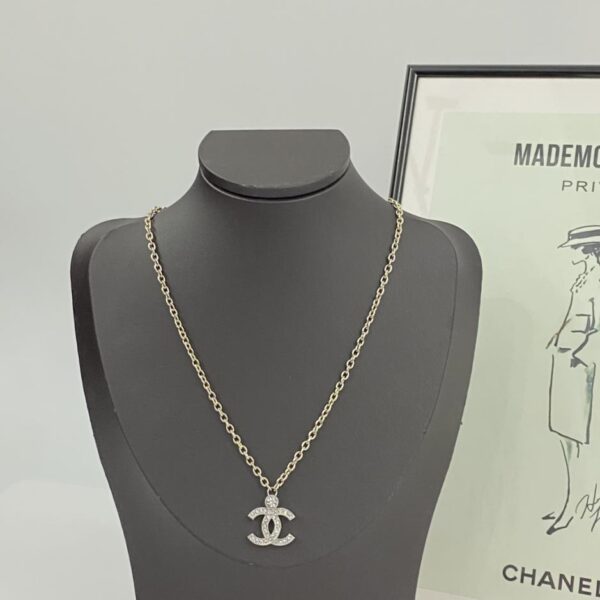 Collana Chanel in oro bianco con logo doppia C e diamanti pieni (720A)