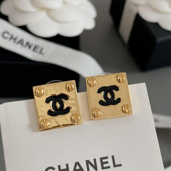Orecchini a bottone Chanel quadrati in oro nero con doppia C (39DF)