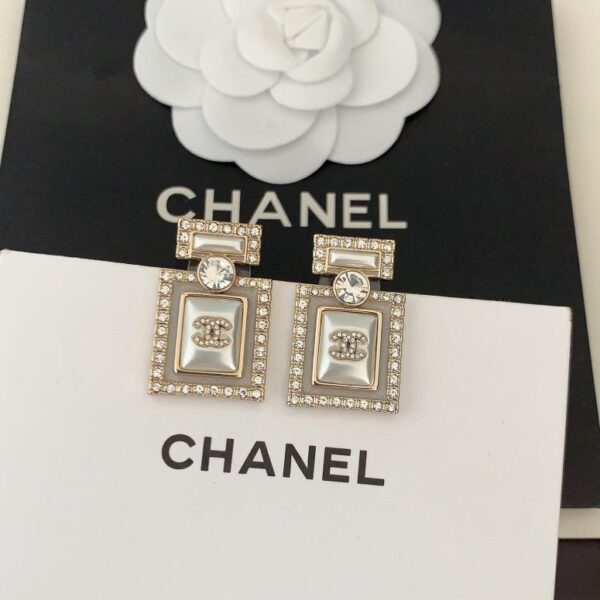 Gli ultimi orecchini a bottiglia di profumo con diamanti e perle di Chanel (3442)